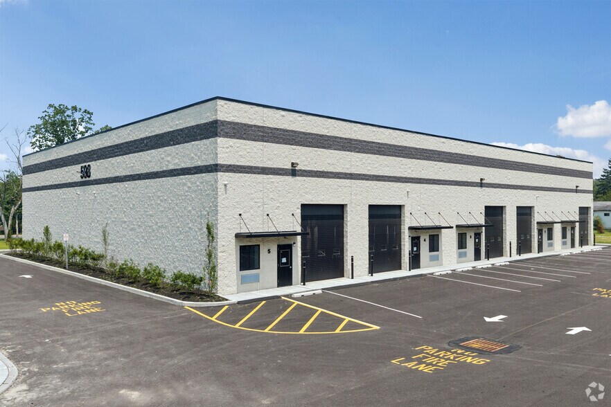 596 Challenger Way, Jackson, NJ à louer - Photo de l’immeuble – Image 1 sur 26