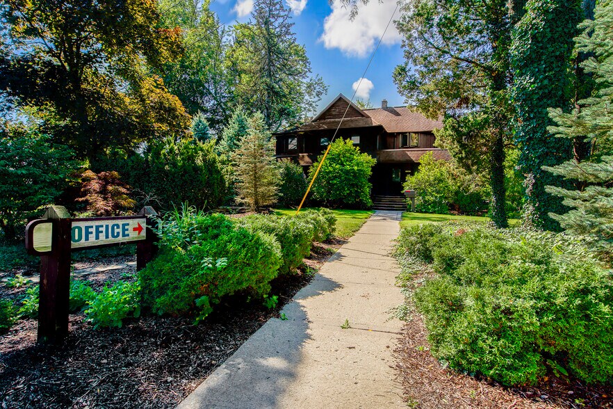 1241 S Maple Rd, Ann Arbor, MI à vendre - Photo de l’immeuble – Image 2 sur 6