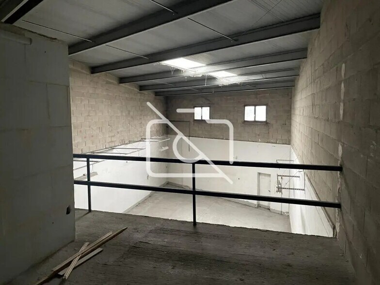 Industriel/Logistique dans Crosne à vendre - Photo de l’immeuble – Image 2 sur 4