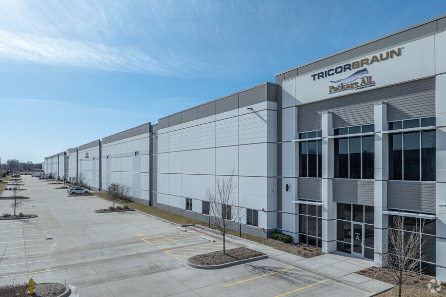 825 Veterans Pky, Bolingbrook, IL à louer - Photo de l’immeuble – Image 1 sur 6