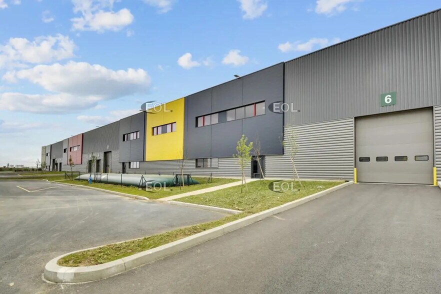 Local d’activités dans Louvres à louer - Photo de l’immeuble – Image 3 sur 9