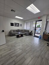 2570-2580 N Powerline Rd, Pompano Beach, FL à louer Photo intérieure– Image 2 sur 12