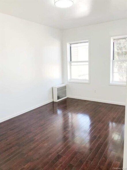 102-03 Jamaica Ave, Richmond Hill, NY à vendre - Photo de l’immeuble – Image 2 sur 15