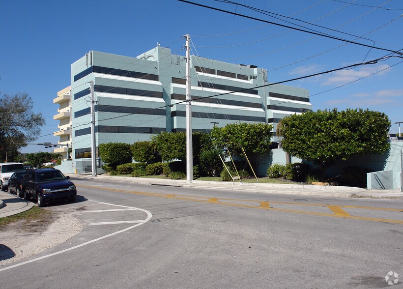 351 NW Le Jeune Rd, Miami, FL à louer - Photo de l’immeuble – Image 3 sur 28