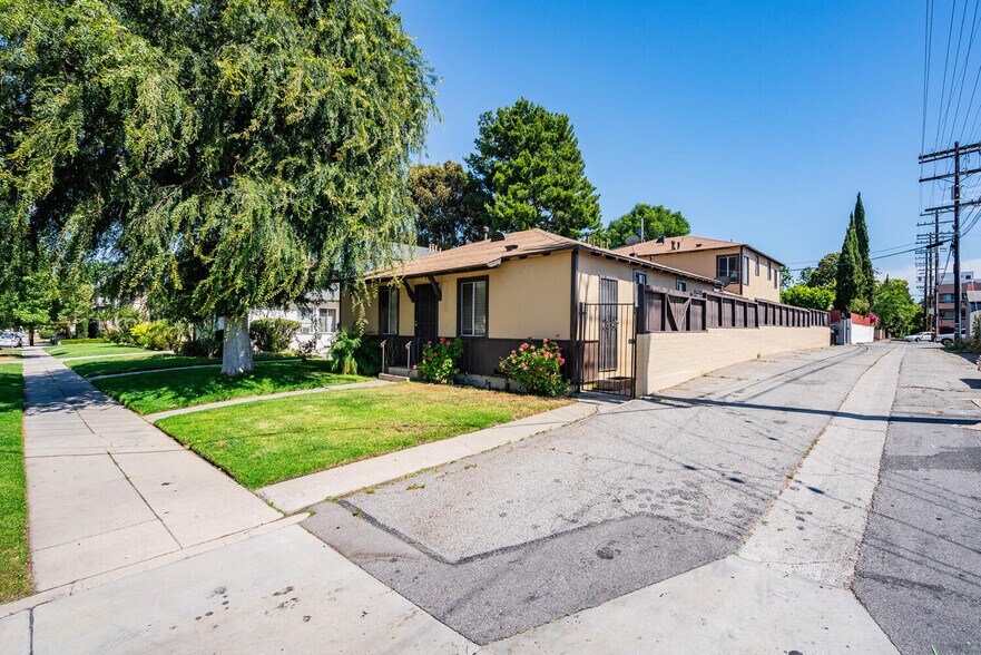 12036 Magnolia Blvd, Valley Village, CA à vendre - Photo de l’immeuble – Image 2 sur 18