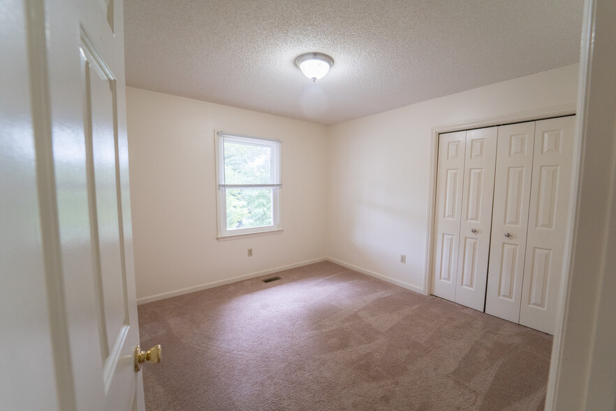 50 Brookside Dr, Hendersonville, NC à vendre - Photo intérieure – Image 2 sur 14
