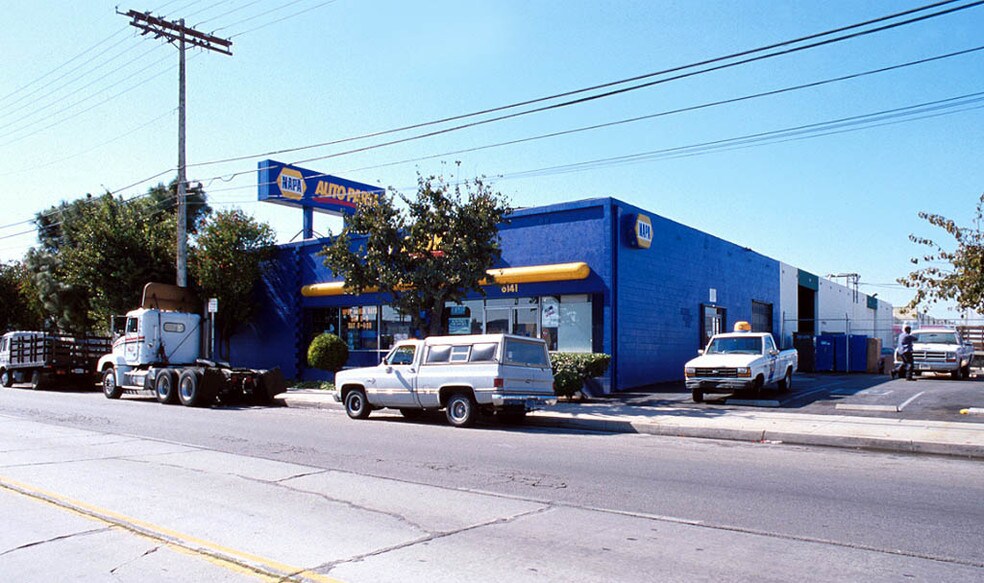 14909-14911 Calvert St, Van Nuys, CA à louer - Photo de l’immeuble – Image 3 sur 11