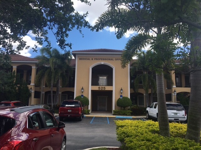 525 NW Lake Whitney Pl, Port Saint Lucie, FL à vendre - Photo de l’immeuble – Image 2 sur 5