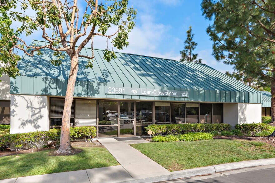 23691 Birtcher Dr, Lake Forest, CA à vendre - Photo de l’immeuble – Image 1 sur 13