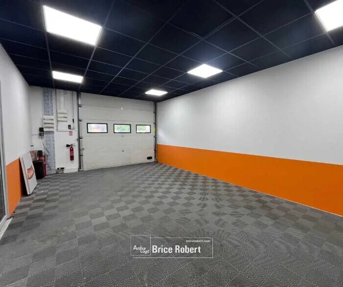 Local commercial dans Décines-Charpieu à louer - Photo intérieure – Image 2 sur 3