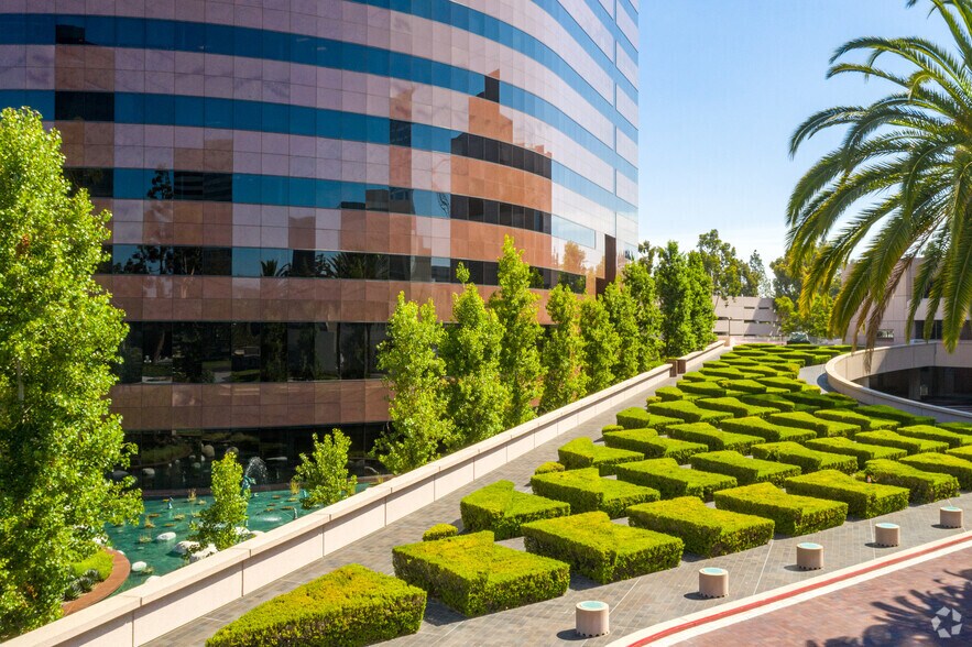 650 Town Center Dr, Costa Mesa, CA à louer - Photo de l’immeuble – Image 2 sur 21
