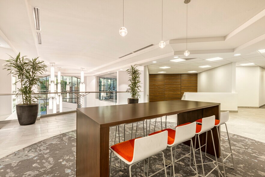2151 E Broadway Rd, Tempe, AZ à louer - Photo de l’immeuble – Image 3 sur 8