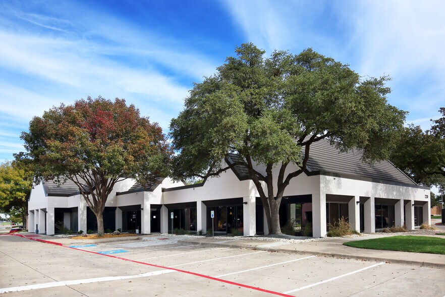 700 E Park Blvd, Plano, TX à louer - Photo de l’immeuble – Image 2 sur 7