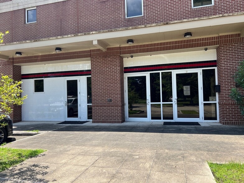 300 Ashland Way, Madisonville, LA à vendre - Photo de l’immeuble – Image 2 sur 14