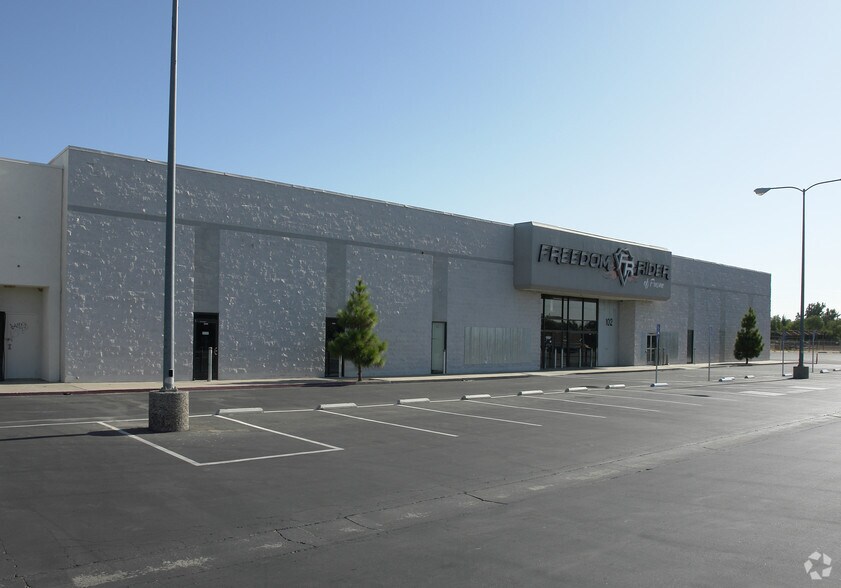 102 E Barstow Ave, Fresno, CA à vendre - Photo de l’immeuble – Image 2 sur 7