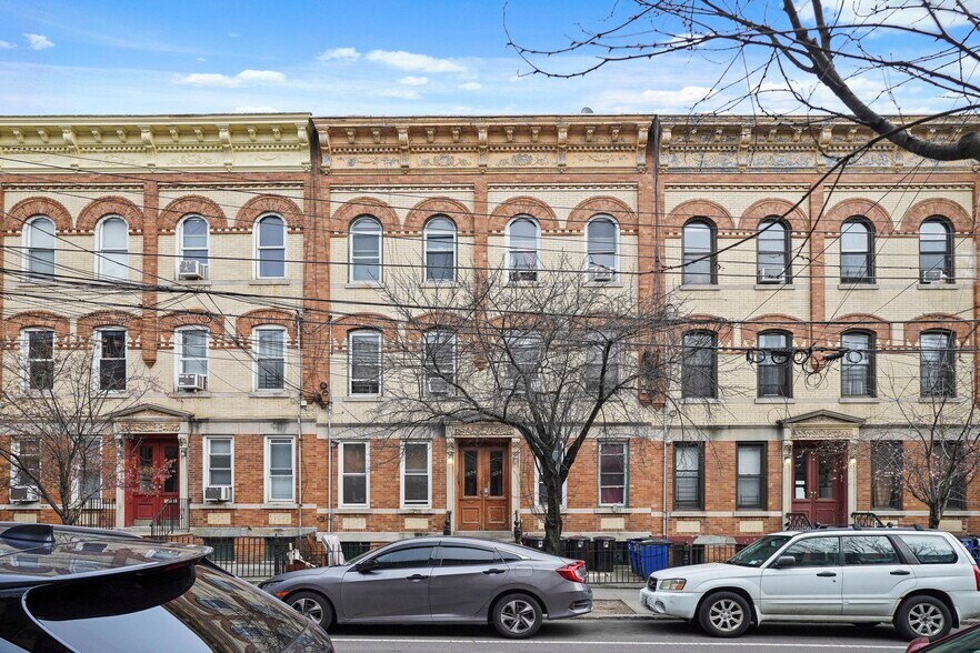 1824 Cornelia St, Flushing, NY à vendre - Photo de l’immeuble – Image 3 sur 6