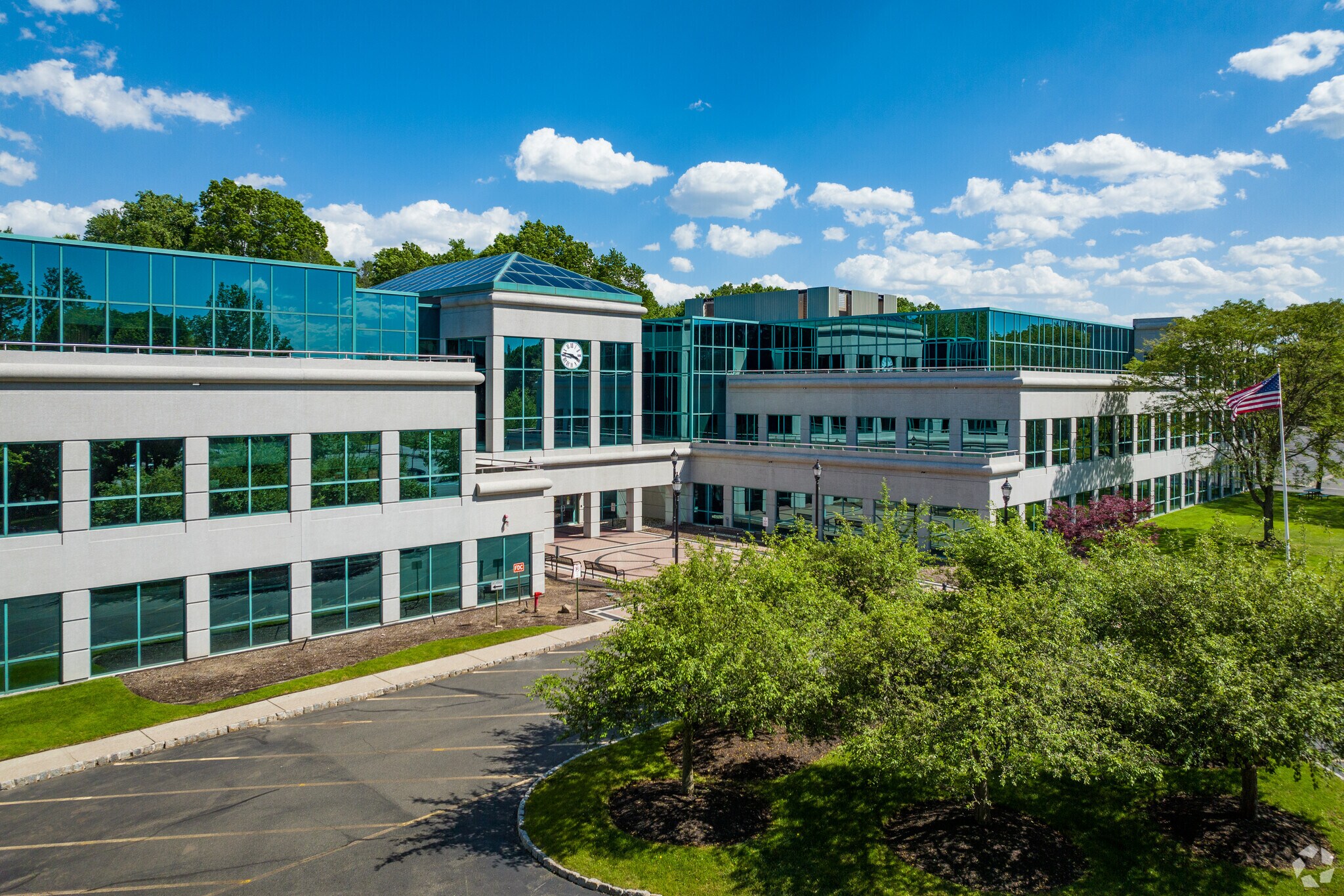 100 Passaic Ave, Fairfield, NJ à louer Photo de l’immeuble– Image 1 sur 7