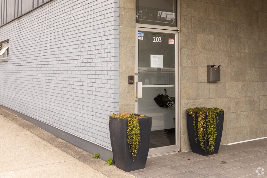 217 W 6th Ave, Vancouver, BC à louer - Photo de l’immeuble – Image 2 sur 6