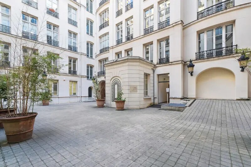 5 Rue Saint-Georges, Paris à louer - Photo de l’immeuble – Image 2 sur 8