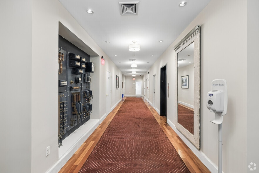 3 W Main St, Irvington, NY à louer - Hall d’entrée – Image 3 sur 16