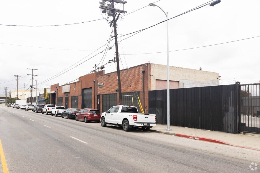 2230 E Washington Blvd, Los Angeles, CA à louer - Photo de l’immeuble – Image 1 sur 2