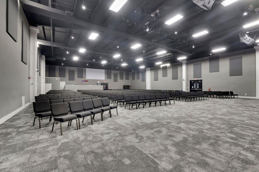 1370 Lockhart Dr, Kennesaw, GA à louer - Photo de l’immeuble – Image 1 sur 18