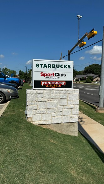 1010 E Tyler St, Athens, TX à louer - Photo de l’immeuble – Image 3 sur 5