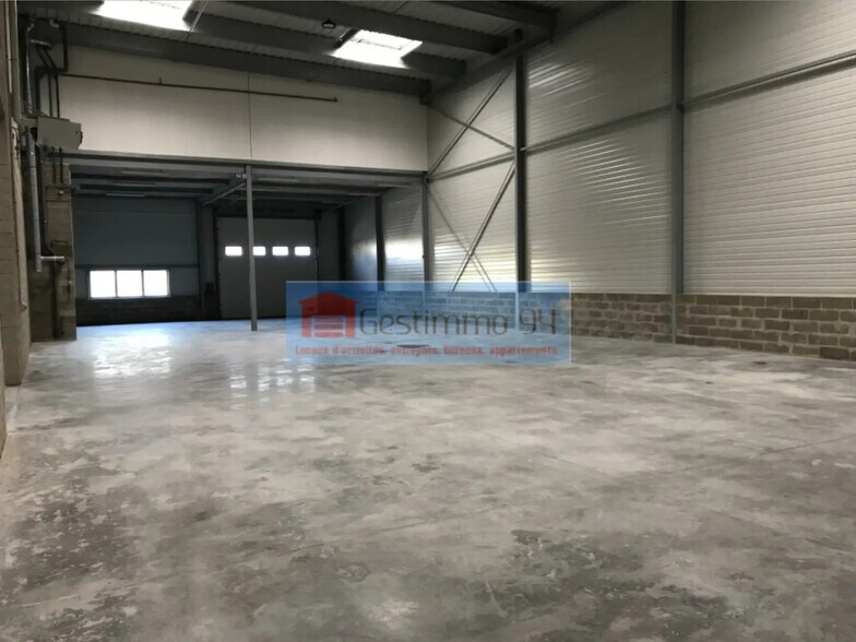 Local d’activités dans Brétigny-sur-Orge à louer - Photo de l’immeuble – Image 2 sur 9