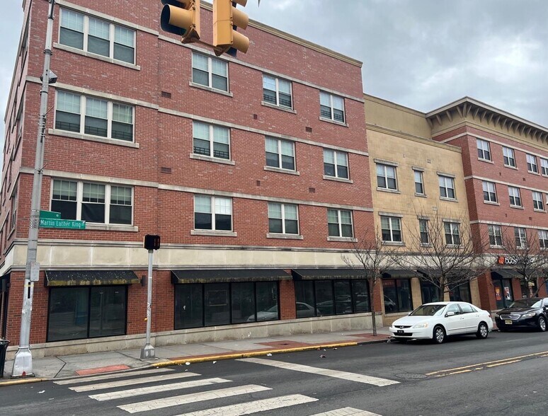 196 Martin Luther King Jr Dr, Jersey City, NJ à vendre - Photo de l’immeuble – Image 2 sur 6