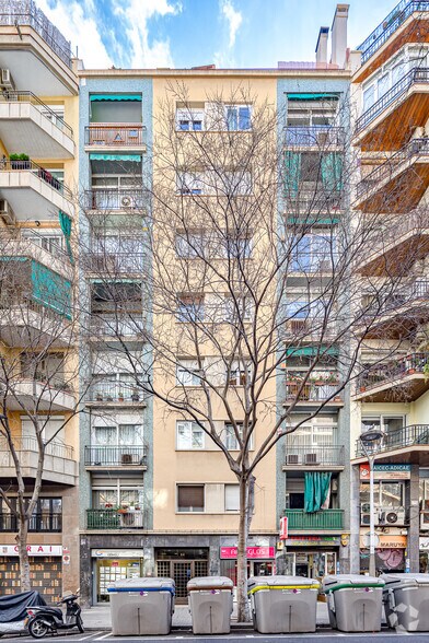 Immeuble residentiel dans Barcelone, Barcelona à vendre - Photo principale – Image 1 sur 1