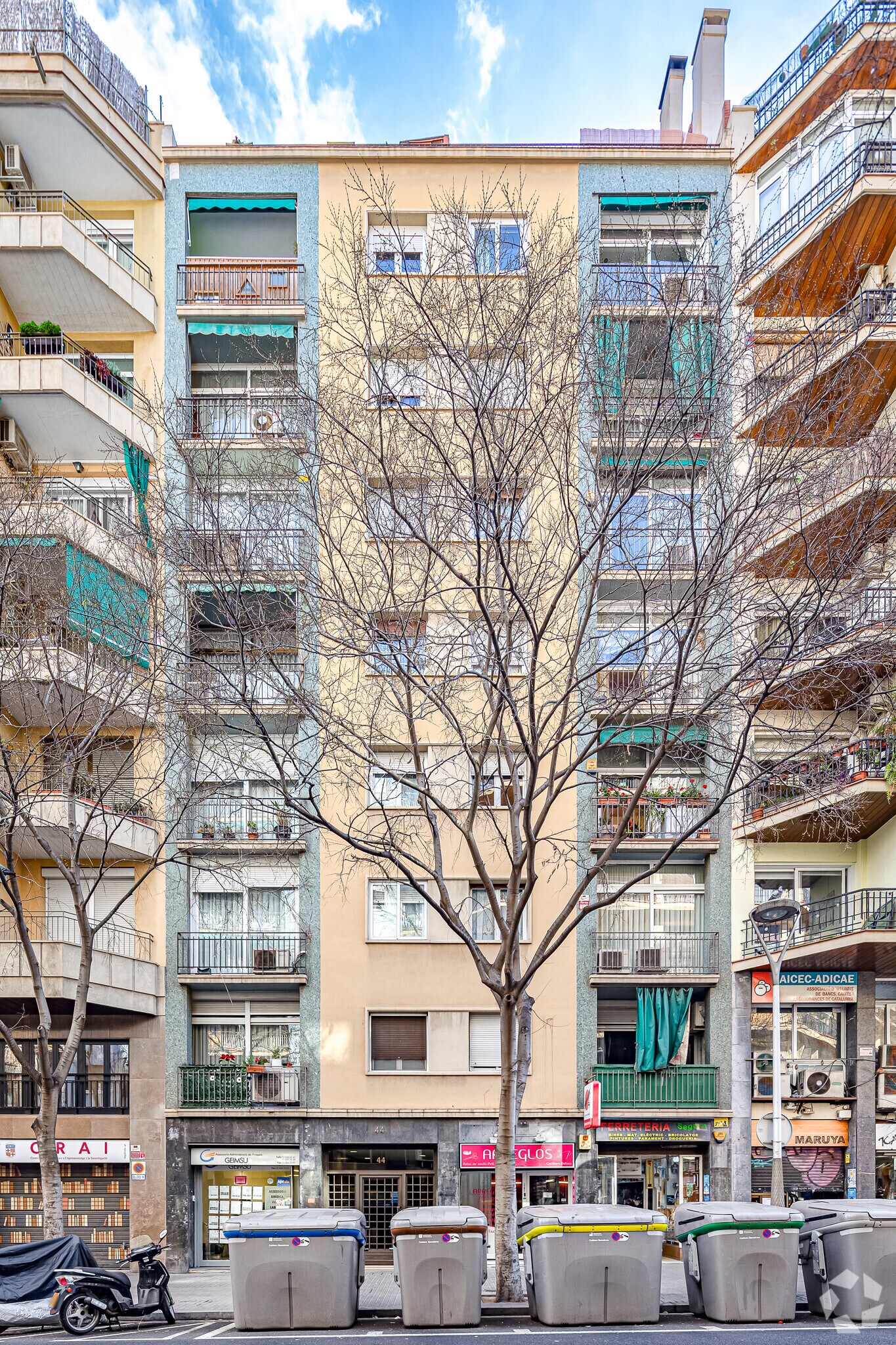 Immeuble residentiel dans Barcelone, Barcelona à vendre Photo principale– Image 1 sur 2