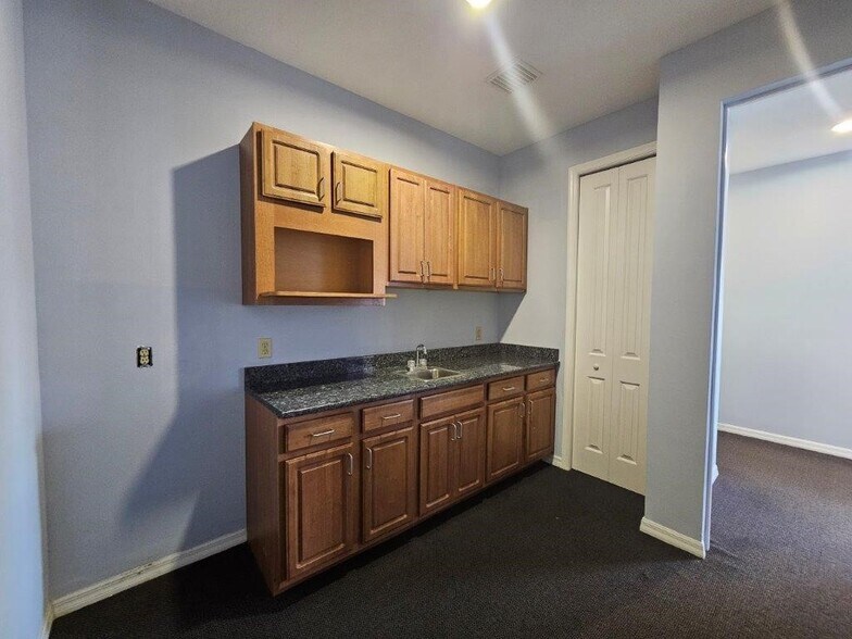 13047 W Linebaugh Ave, Tampa, FL à louer - Photo intérieure – Image 3 sur 8