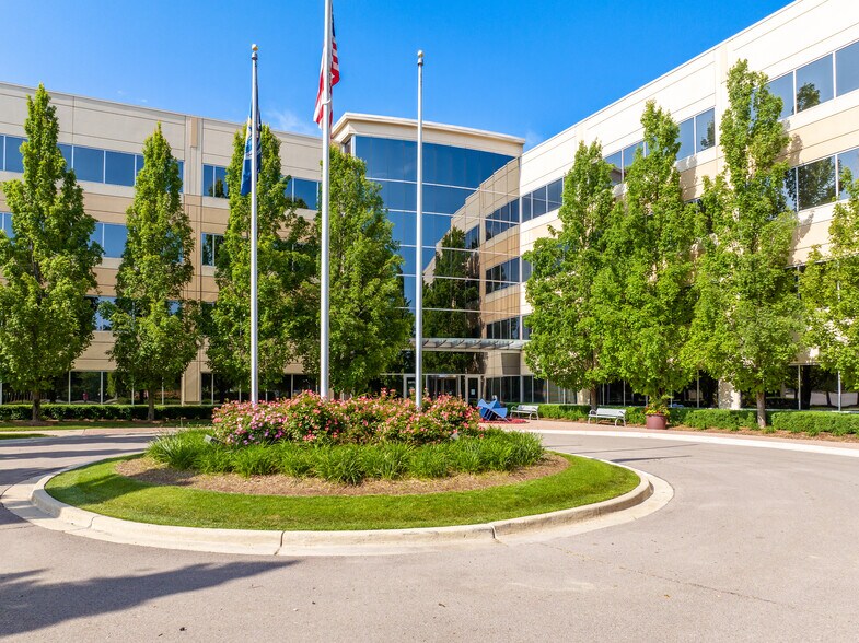 1075 W Entrance Dr, Auburn Hills, MI à vendre - Photo de l’immeuble – Image 3 sur 46