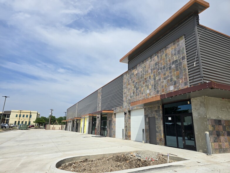 9850 Huebner Rd, San Antonio, TX à louer - Photo de l’immeuble – Image 2 sur 16