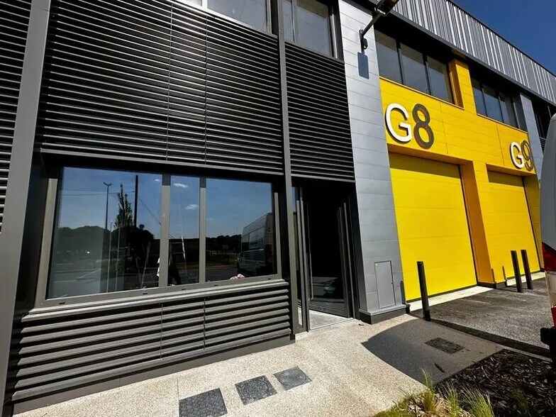 Local d’activités dans Poissy à louer - Photo de l’immeuble – Image 3 sur 4