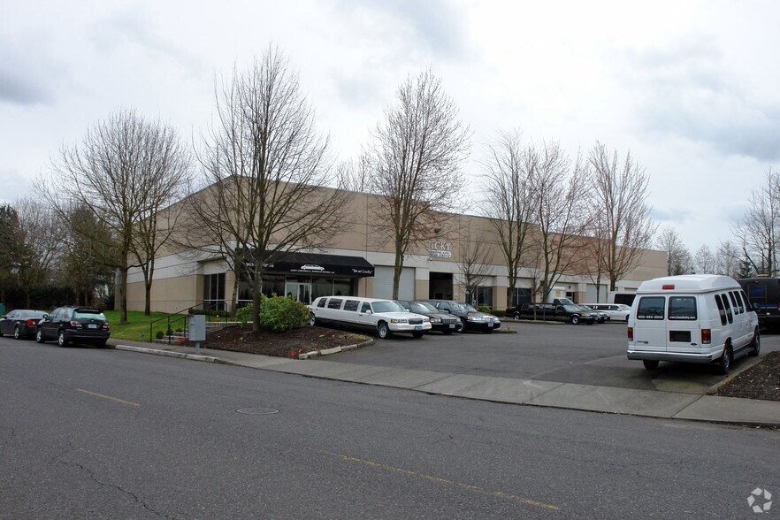 11824 NE Ainsworth Cir, Portland, OR à louer - Photo principale – Image 1 sur 6