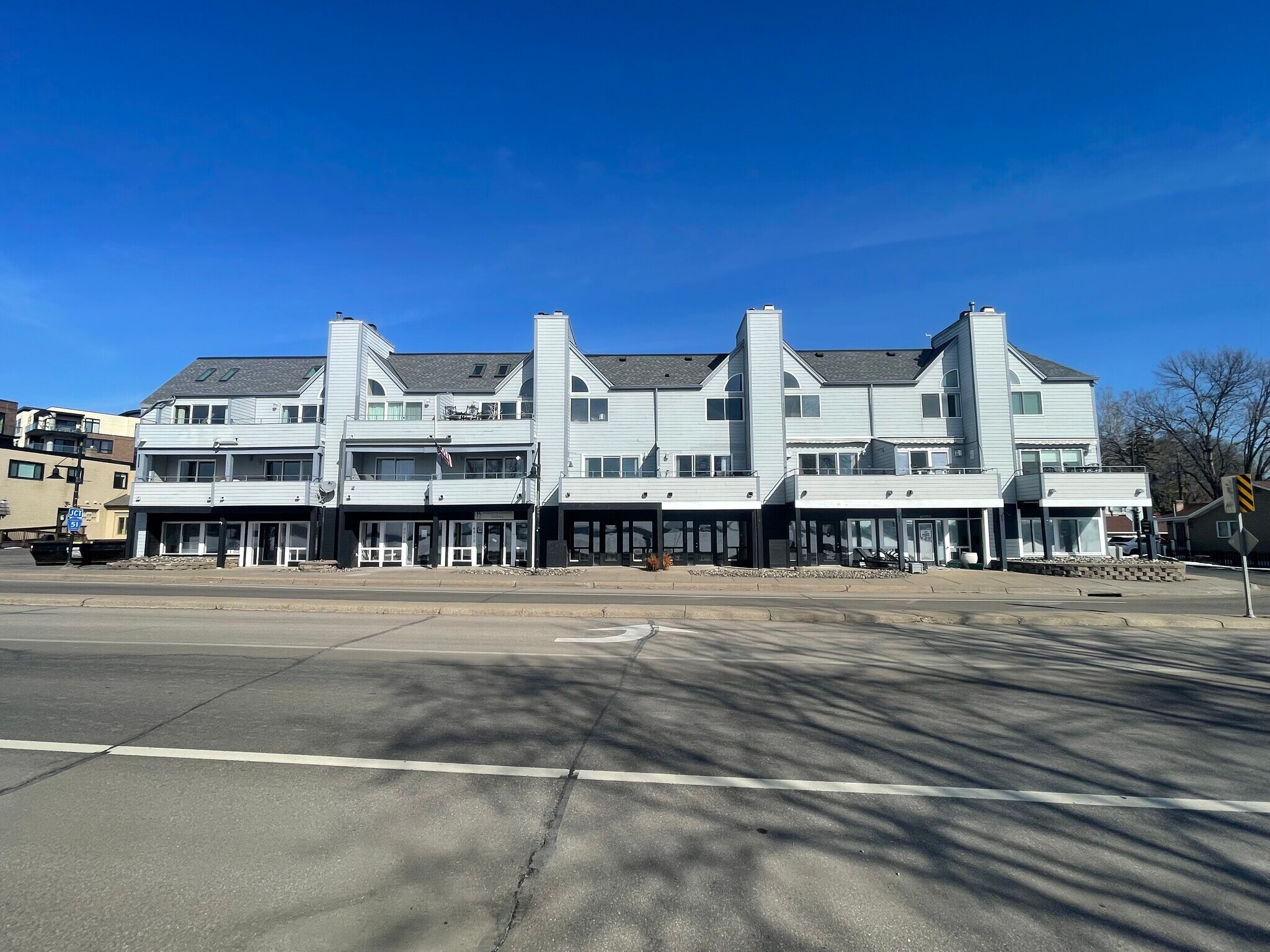 4000-4016 Shoreline Dr, Spring Park, Spring Park, MN à louer Photo de l’immeuble– Image 1 sur 13