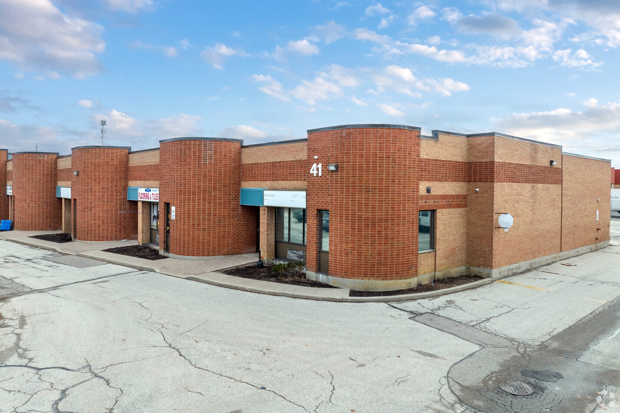 41 Courtland Ave, Vaughan, ON à louer Photo de l’immeuble– Image 1 sur 4
