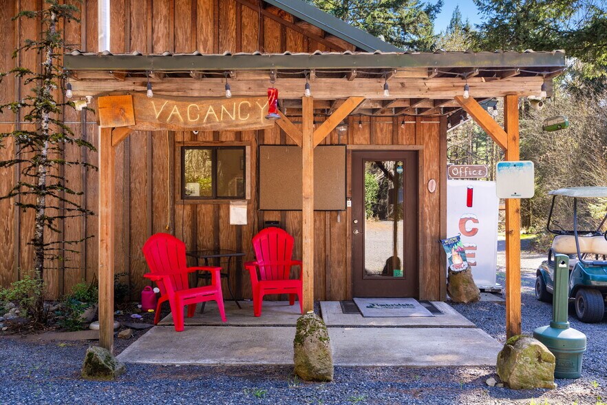 112 Bylin Rd, Stevenson, WA à vendre - Photo de l’immeuble – Image 2 sur 40