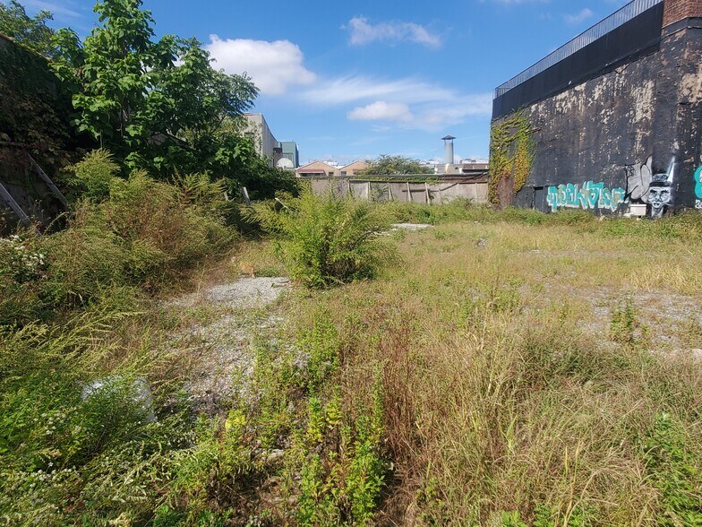335 Moffat St, Brooklyn, NY à louer - Photo de l’immeuble – Image 3 sur 18