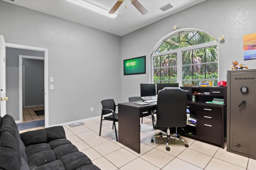 340 Tamiami Trl, Port Charlotte, FL à vendre - Photo intérieure – Image 3 sur 17