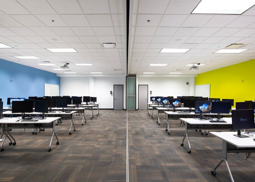 580 Carillon Pky, Saint Petersburg, FL à louer - Photo de l’immeuble – Image 2 sur 9