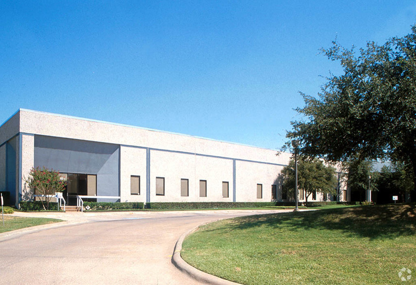 1720-1750 Hurd Dr, Irving, TX à louer - Photo de l’immeuble – Image 3 sur 13