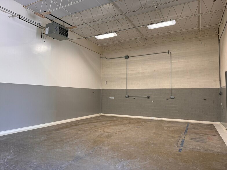 868-878 Tower Rd, Mundelein, IL à louer - Photo intérieure – Image 3 sur 6