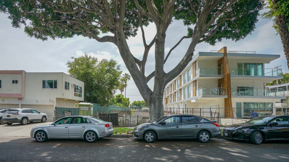 944 N Ogden Drive and 947 N Genesee Ave portefeuille de 2 biens à vendre sur LoopNet.fr - Photo de l’immeuble – Image 3 sur 6