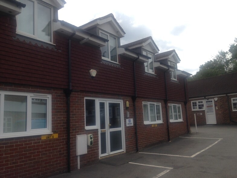 Former Builders Merchants portefeuille de 2 biens à vendre sur LoopNet.fr - Photo principale – Image 1 sur 2