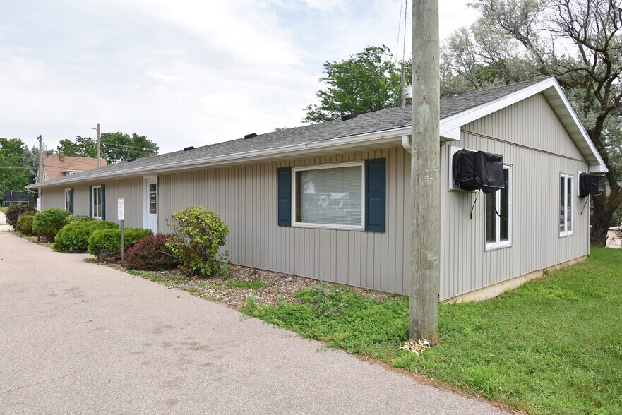 819 1st St E, Independence, IA à vendre - Photo de l’immeuble – Image 3 sur 8