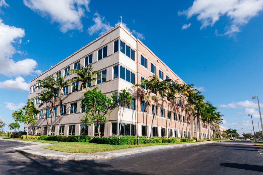 10451 NW 117th Ave, Miami, FL à louer - Photo de l’immeuble – Image 1 sur 27