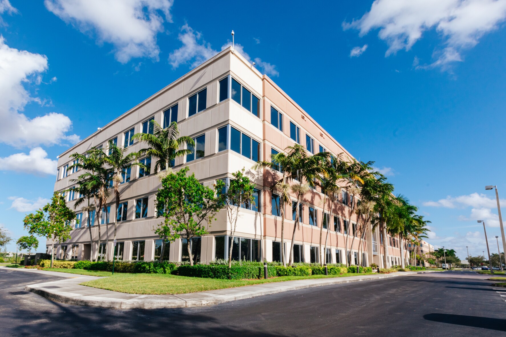 10451 NW 117th Ave, Miami, FL à louer Photo de l’immeuble– Image 1 sur 28