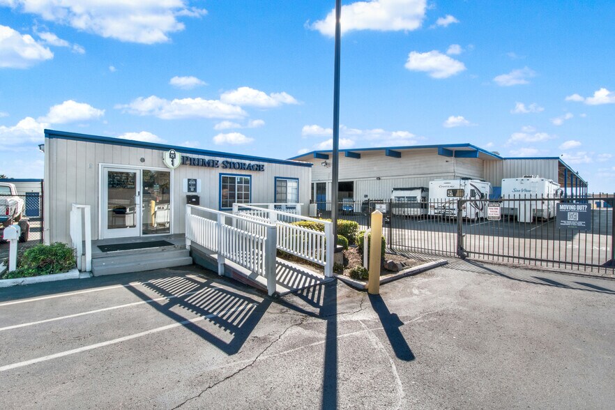 185 N Pacific St, San Marcos, CA à louer - Photo de l’immeuble – Image 1 sur 1